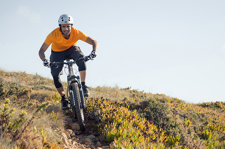 mountain biker riding dirt trail PWFEL8W Trang thông tin sức khoẻ, thể thao, trải nghiệm đáng tin cậy | Health By ActiUp