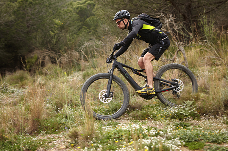 young rider cycling on pedelec in forest making mo KSVVDBJ Trang thông tin sức khoẻ, thể thao, trải nghiệm đáng tin cậy | Health By ActiUp